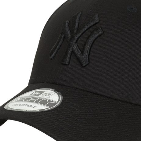 Cappellino-uomo-New-Era-LEAGUE-ESSENTIAL-9FORTY-NEW-YORK-YANKEES-Nero-New-Era-190843368587-2